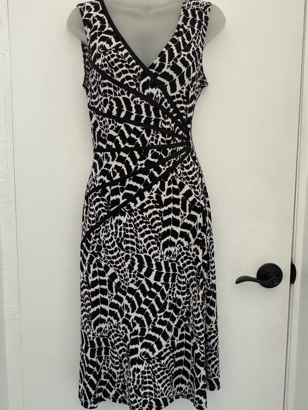 connected apparel Black and White Sleeveless V-Neck Patterned Y2K Vtg Midi dress